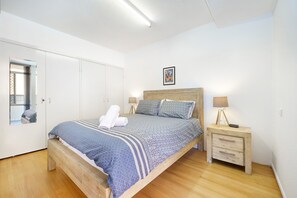 2 عدّة غرف نوم وملاءات أسرّة