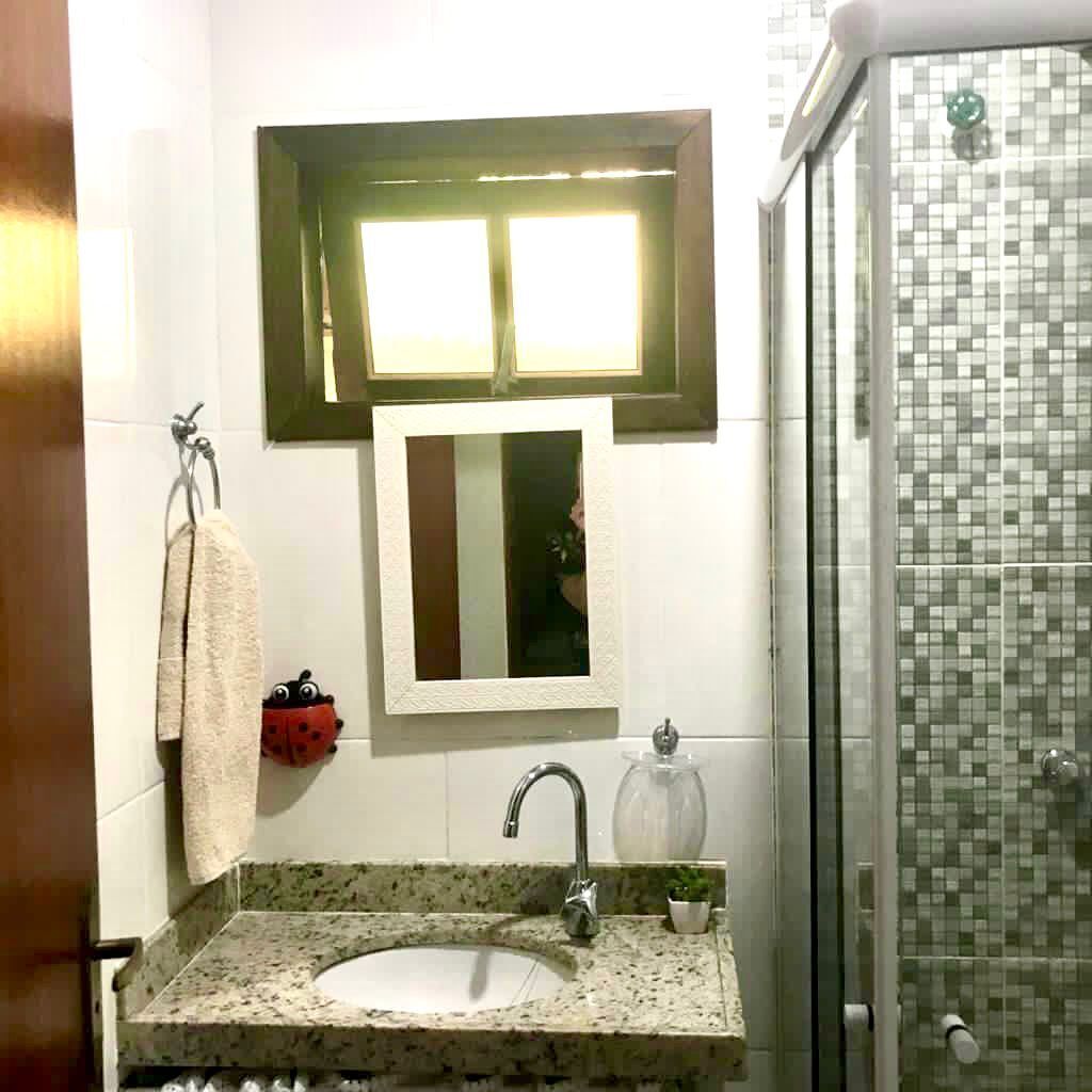 Chuveiro, toalhas de banho, sabonete, papel higiênico