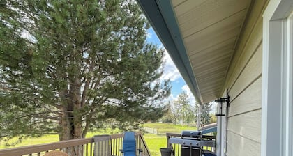 3 peaceful acres: big sky & mountain views, wildlife, farm life; minutes to town