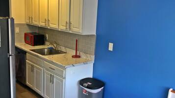 雪櫃、微波爐、焗爐、爐具