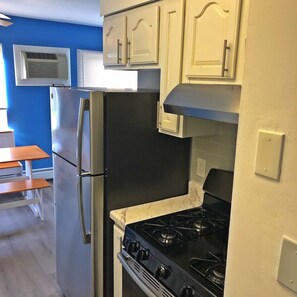 Fridge, microwave, oven, stovetop - Beach theme bnb (Bay Shore)