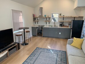 Interior - Cozy studio - easy access to all West Seattle has to offer! (Seattle)
