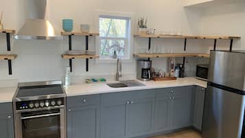 Geladeira, micro-ondas, fogão, cooktop