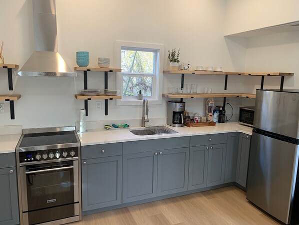 Fridge, microwave, oven, stovetop - Cozy studio - easy access to all West Seattle has to offer! (Seattle)