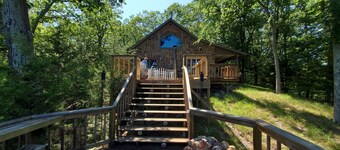 FORD'S CREEK CABIN: Secluded Lakefront Rock Cabin in the Woods-Big Lake View