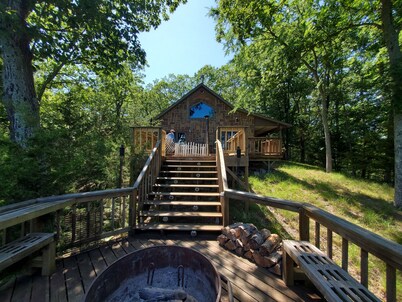 FORD'S CREEK CABIN: Secluded Lakefront Rock Cabin in the Woods-Big Lake View