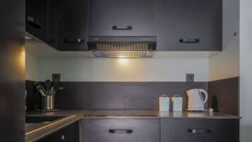 Réfrigérateur, micro-ondes, four, cafetiÚre/bouilloire