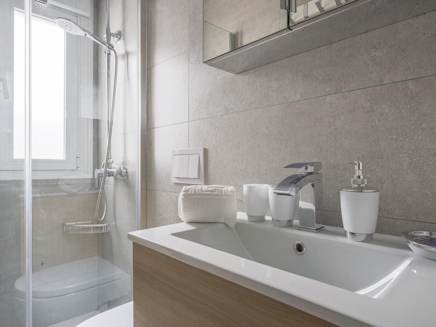 Bathtub, hair dryer, towels