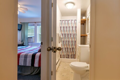 Clean&Cozy 1BR Apt5 w/Full Kitchen & Bathroom