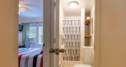 Clean&Cozy 1BR Apt5 w/Full Kitchen & Bathroom