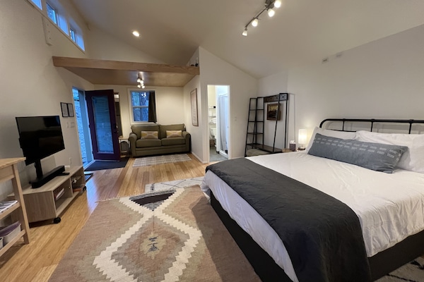 1 dormitori, planxa i posts de planxar i un bressol de viatge