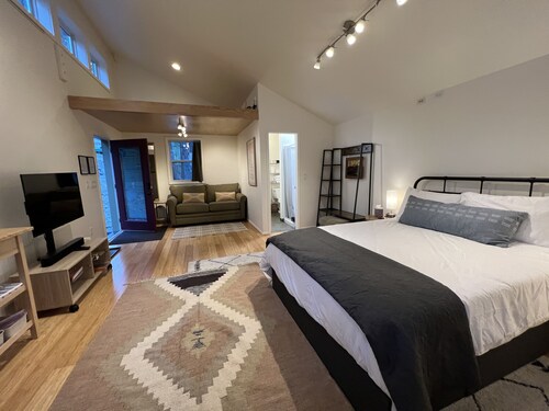 Artist's Studio wake up in the Ponderosa Pines. Grand Canyon, Sedona, Flagstaff.