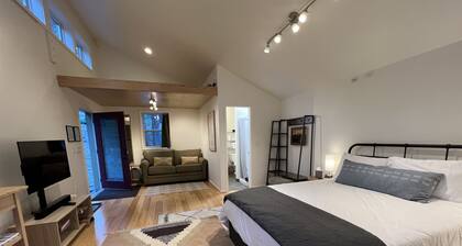 Artist's Studio wake up in the Ponderosa Pines. Grand Canyon, Sedona, Flagstaff.