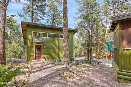 Artist's Studio wake up in the Ponderosa Pines. Grand Canyon, Sedona, Flagstaff.