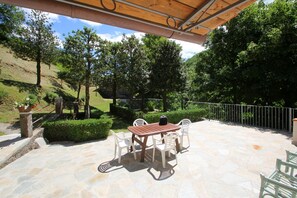 Outdoor dining - House for trekking and hiking lovers (Pescaglia)