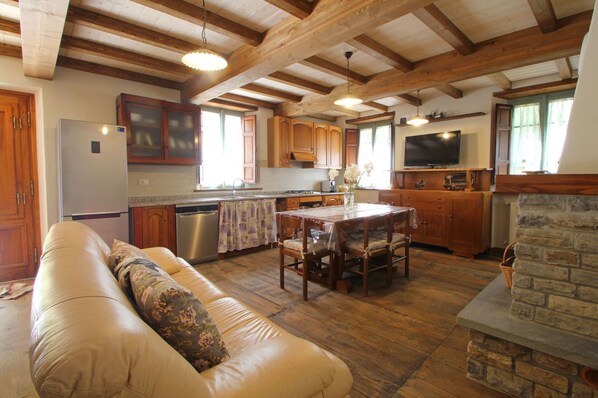 TV, fireplace - House for trekking and hiking lovers (Pescaglia)