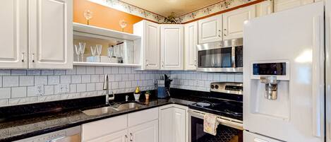 Frigorifero, microonde, forno, piano cottura