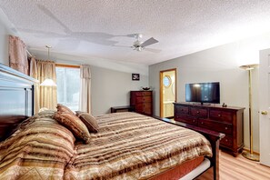 3 bedrooms, iron/ironing board, internet, bed sheets