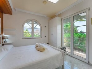 4 bedrooms, iron/ironing board, internet, bed sheets