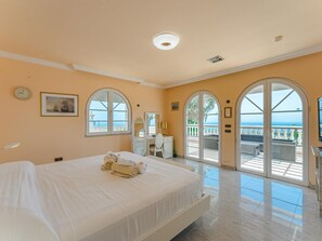 4 bedrooms, iron/ironing board, internet, bed sheets