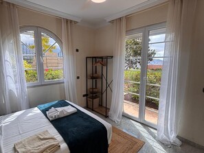 4 bedrooms, iron/ironing board, internet, bed sheets