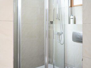 Chuveiro, secador de cabelo, toalhas de banho 
