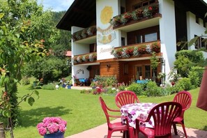 Outdoor dining - Kaiserblick 5 two-room apartment with large terrace (Reit im Winkl)