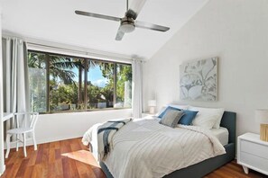 2 bedrooms, iron/ironing board, WiFi, bed sheets - Unit 13 - Stylish Townhouse, private courtyard walk to beach (Noosaville)