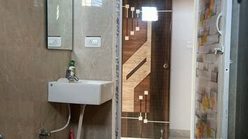 Ducha, secador de pelo, toallas y jabón