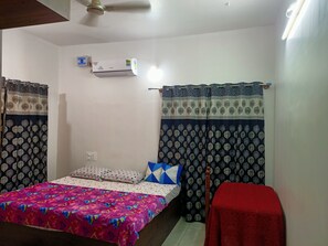 1 Schlafzimmer, Schreibtisch, BĂŒgeleisen/BĂŒgelbrett, kostenloses WLAN