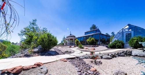 *Gas Fireplace *Spacious *Family Friendly *Hot Tub