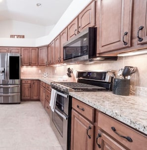Refrigerador, microondas, horno, placa de cocina