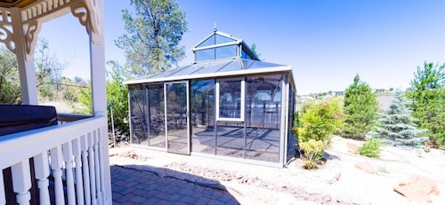 *Gas Fireplace *Spacious *Family Friendly *Hot Tub