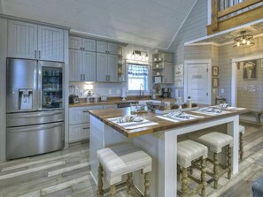 Fridge, microwave, oven, stovetop - Mins to Blue Ridge Fire Pit Fully Fenced Backyard Perfect for Pets WineriesClose (Ellijay)