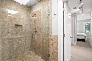 Combined shower/tub - INQUIRE ABOUT 2026!! EARLY BIRD PRICING - HALF ACRE, PRIVATE POOL, PETS OK, 30A! (Santa Rosa Beach)