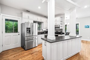 冷蔵庫、電子レンジ、オーブン、コンロ