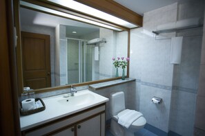 Deluxe Suite | Bathroom | Shower, hair dryer, bathrobes, towels