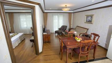 Suite – deluxe | Oppholdsområde | En 28-tommers Flatskjerm-TV med Parabol-TV samt TV