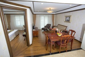 ห้องดีลักซ์สวีท | บริเวณนั่งเล่น | ทีวีจอแบน 28 นิ้ว พร้อมช่องดาวเทียม, ทีวี