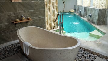 Separate tub and shower, hydromassage showerhead, free toiletries