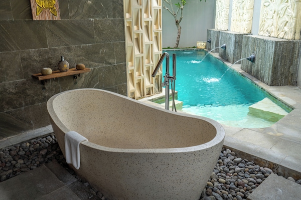 Bathtub dan shower terpisah dan shower pijat air