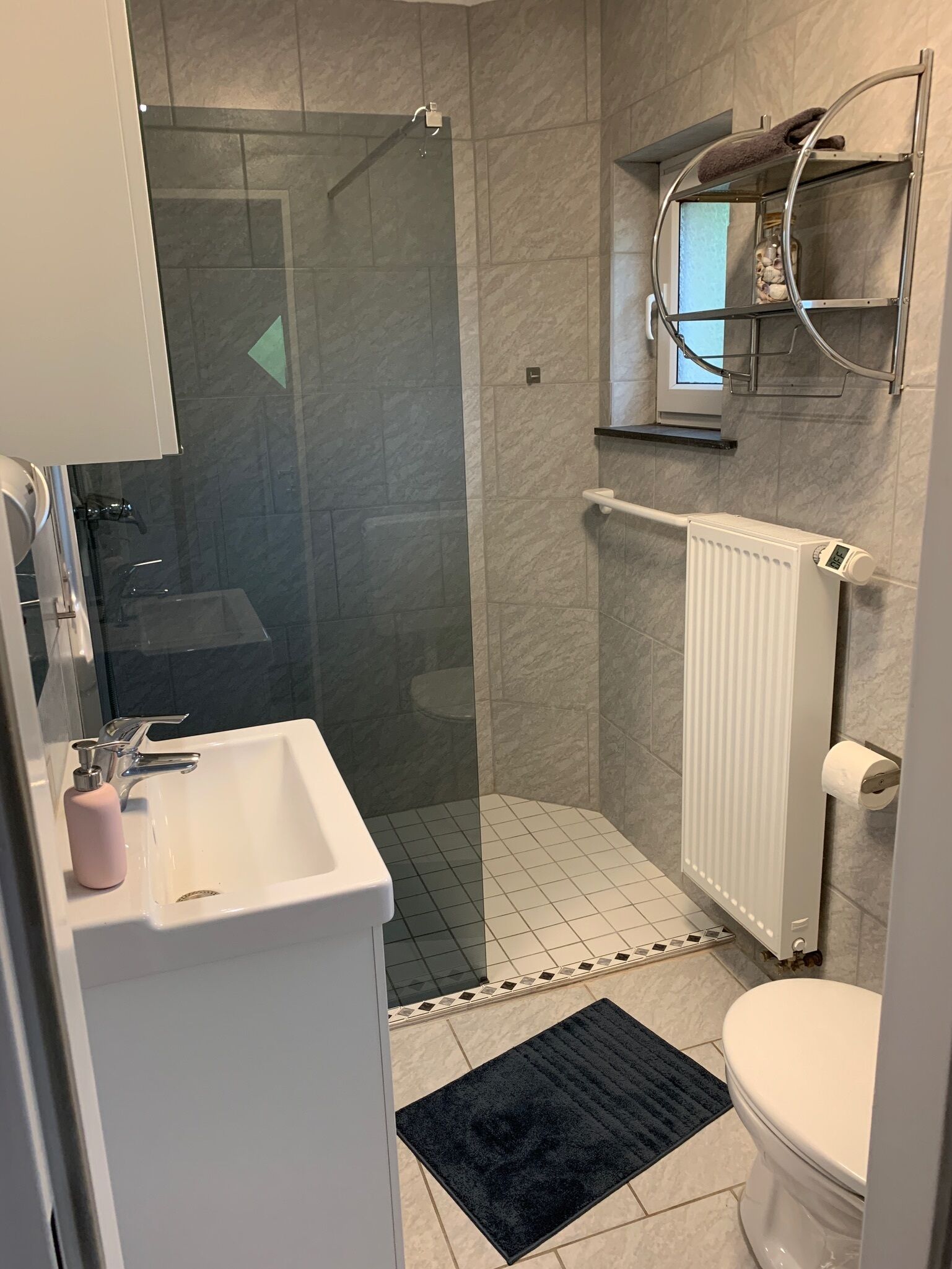 Dusche, Haartrockner, Handtücher, Seife