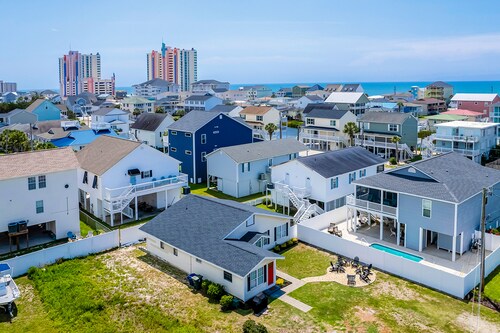 Dog-friendly spacious home in beachside locale with game room, washer/dryer, AC