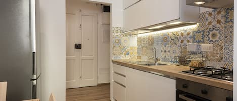 ثلاجة، فرن، موقد طهي مسطح، غسالة أطباق