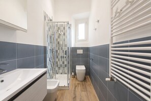 Dusche, Haartrockner, Bidet, Handtücher