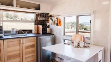 MikrovÄgsugn, kaffe- och tebryggare, brödrost och grytor/köksredskap