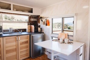 Microwave, coffee/tea maker, toaster, cookware/dishes/utensils - Glamper May @ The Village Green (Strath Creek)