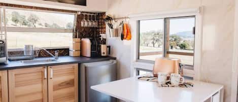 Microondas, cafetera y tetera, tostadora y utensilios de cocina