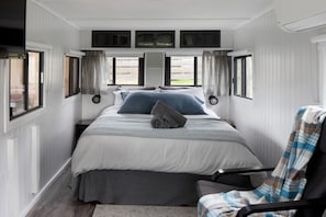 1 bedroom, desk, WiFi, bed sheets