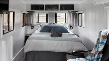 1 bedroom, desk, WiFi, bed sheets